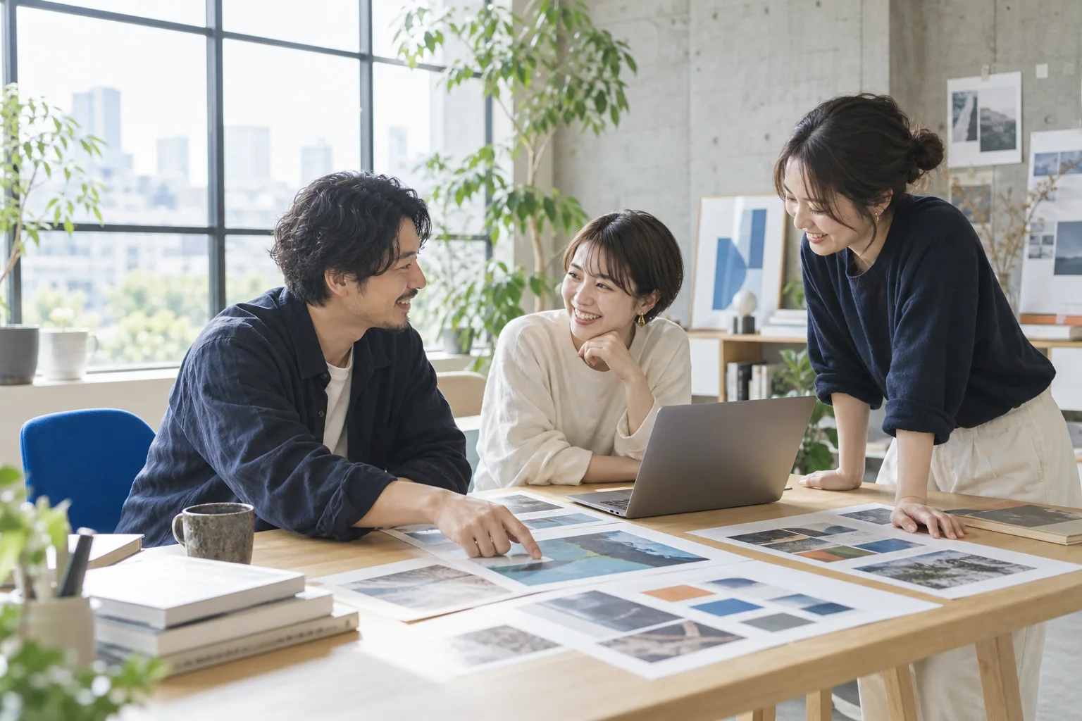 アイデアを持ち寄って話し合う日本人のチームのイメージ